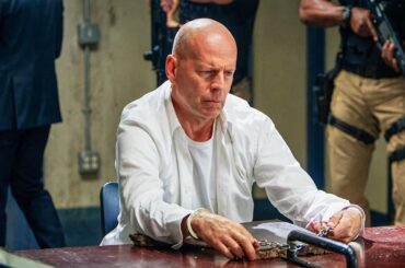 【映画紹介】ストリートギャングが、面白半分で禿げたただの凡人を誘拐するが、彼の冷酷な元CIA工作員としての過去を知った途端、即座に後悔する。