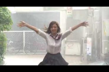 池田エライザが走って揺れる