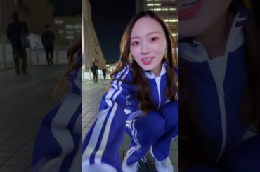 梅澤美波の街の中で恥ずかしい自撮りジャンプ 260426