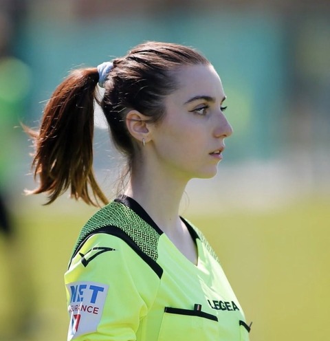 【画像】美人すぎる女性審判ジュリアナ・ヴィジレさん