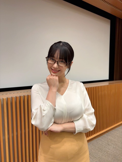 【画像】AIじゃないにAIと疑われる爆乳美人wwwwwwwwwwww