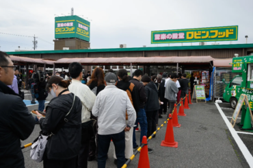 【画像】愛知県民さん、スーパーの開店日に歩道まで大行列を作ってしまう