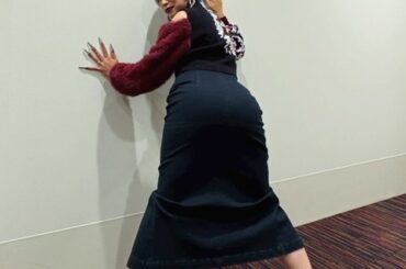 【画像】ぱーてぃーちゃん信子の立ちバック挿入待ちポーズ