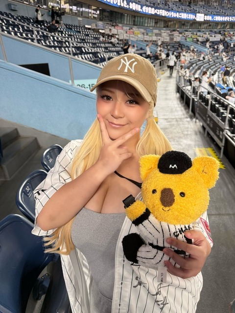 爆胸美女、エ□い格好でロッテ戦を見に行ったら叩かれてしまう （※画像あり）