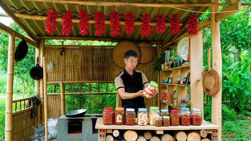 Peaceful life in the mountains - Making pickled bamboo shoots with chili by hand.