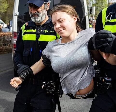 【画像】巨乳のお姉さんが警察に連行される