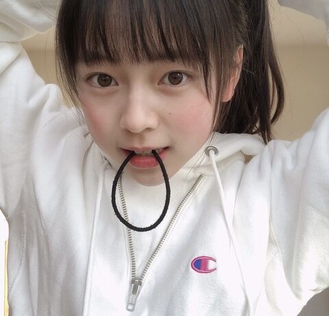 【画像】女子小学生、ゴムを咥えて自画撮りしてしまう